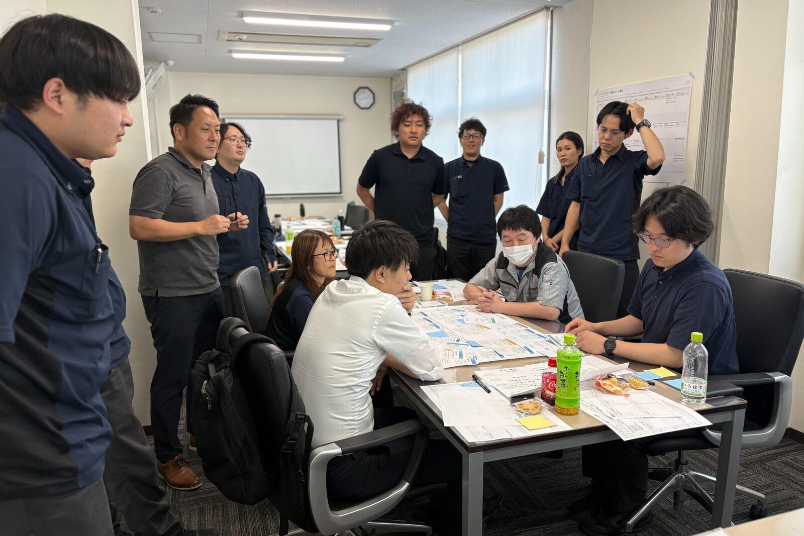 メンバーを入れ替えて他グループの意見を共有する参加者