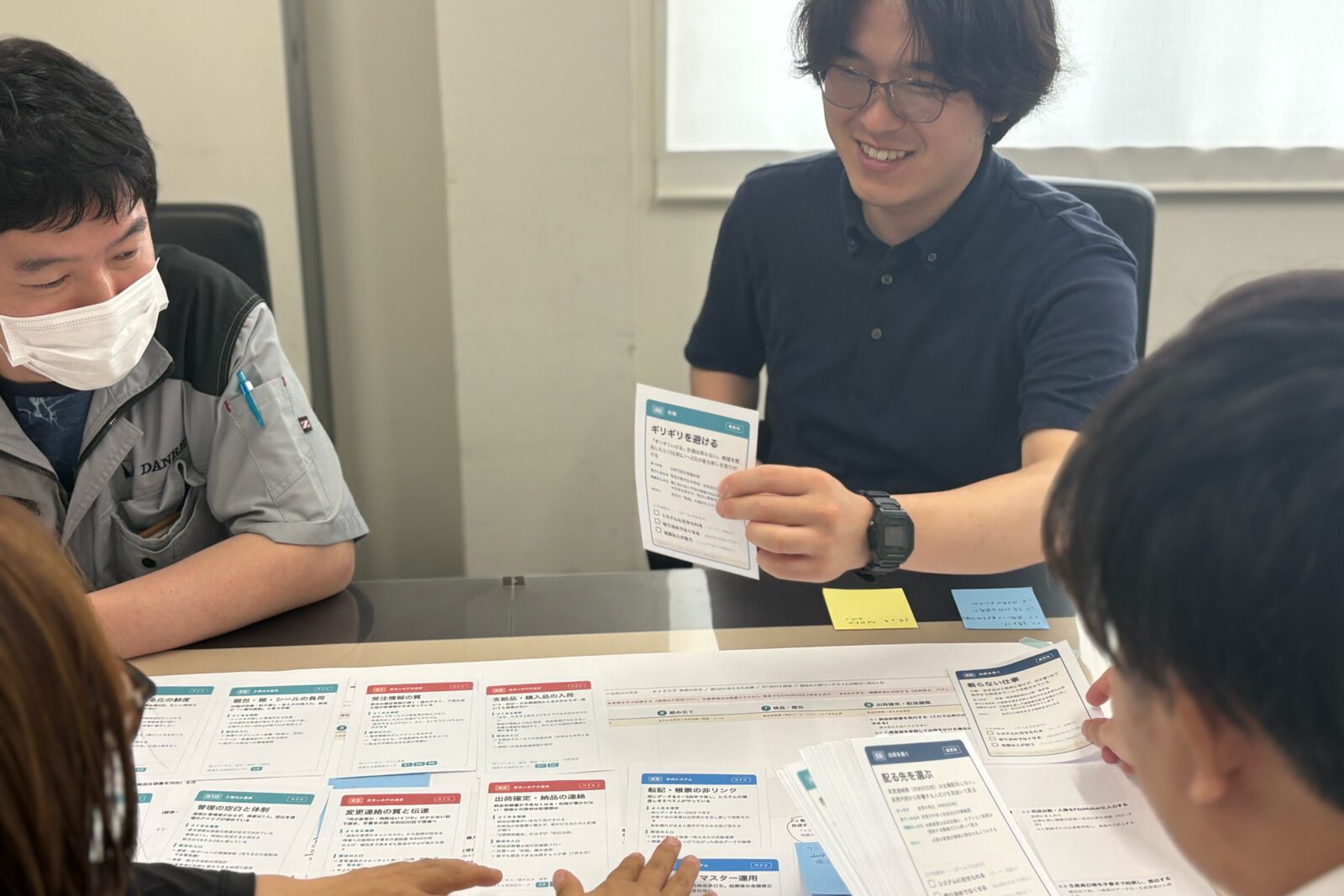 ペインカードと暗黙知カードを読みながら議論する参加者
